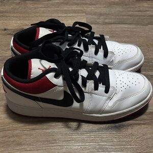 Youth Jordan 1 Low size 7Y